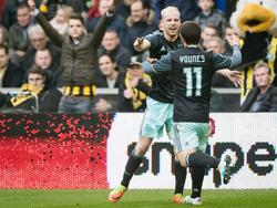 Op aangeven van Amin Younes (r.) schiet Davy Klaassen (l.) Ajax op een 0-1 voorsprong tegen Vitesse. (19-02-2017)
