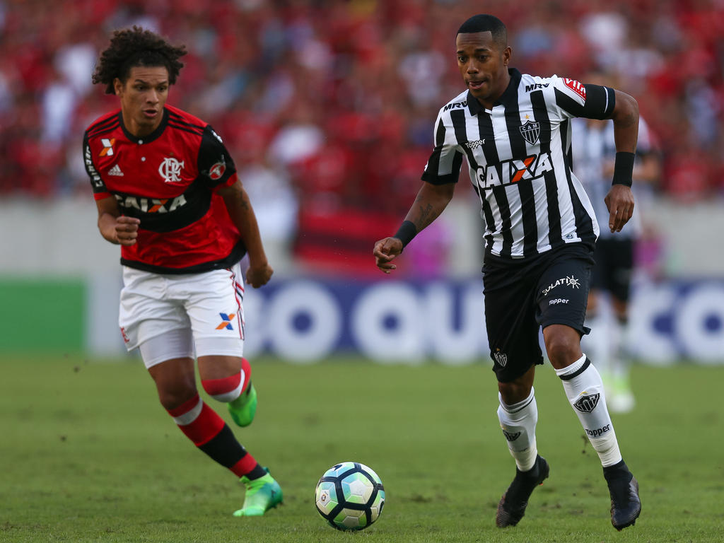 Robinho, a la derecha, en el partido en la cancha del Flamengo. (Foto: Getty)