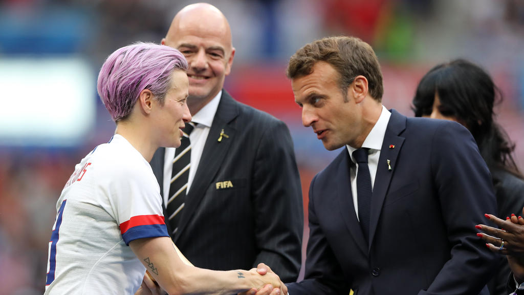 Emmanuel Macron (r.) bezeichnete die Fußball-WM der Frauen als Erfolg
