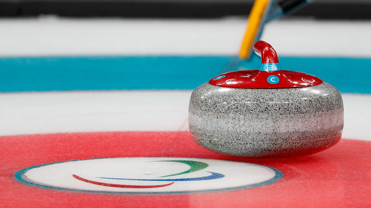 Die deutschen Curling-Männer feiern bei der EM einen Sieg zum Auftakt Die deutschen Curling-Männer feiern bei der EM einen Sieg zum Auftakt