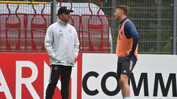 Marco Reus im Gespräch mit Bundestrainer Hansi Flick (l.)