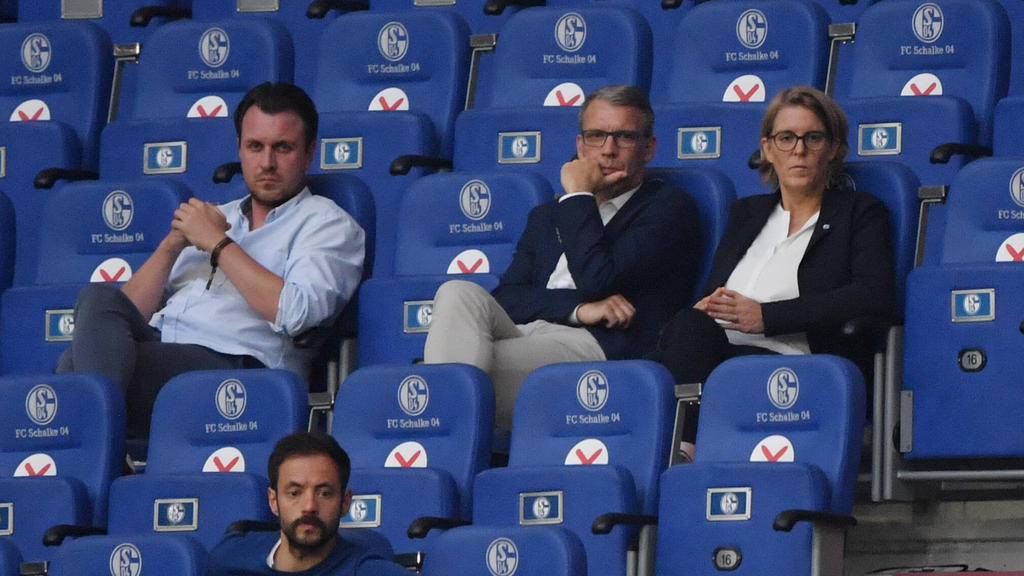 Christina Rühl-Hamers (r.) hat die Halbjahreszahlen des FC Schalke 04 verkündet