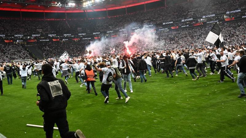 Nach dem Einzug ins Endspiel der Europa League stürmten tausende Eintracht-Fans auf den Rasen