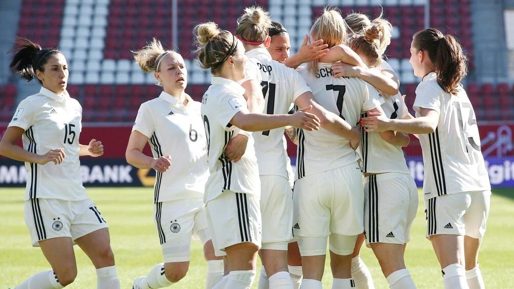 Deutschland steht nach einem 4:0-Erfolg im Algarve-Cup-Finale