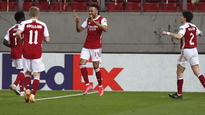 Pierre-Emerick Aubameyang (M.) traf spät für die Gunners Pierre-Emerick Aubameyang (M.) traf spät für die Gunners