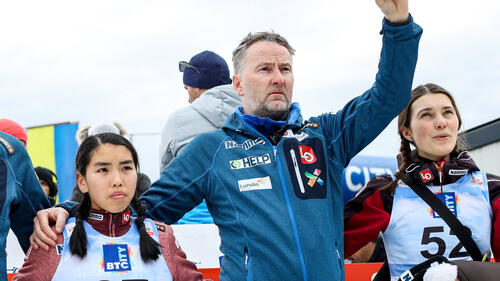 Skisprung-Trainer Christian Meyer (M.) soll weiterhin die norwegischen Frauen betreuen