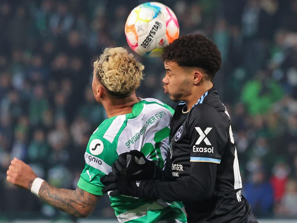 Der Fürther Armindo Sieb (l) kämpft mit dem Nürnberger Jermain Nischalke um den Ball. Nischalke wechselt nun zu Borussia Dortmund.