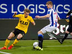 Roda JC-verdediger Henk Dijkhuizen verslikt zich in de bal, terwijl sc Heerenveen-verdediger Joost van Aken de bal oppikt op de achterlijn. (15-12-2015)