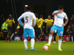 Vlak voor rust komt Watford in het FA Cup-duel met Newcastle United op voorsprong. Het is Troy Deeney, die in het midden van de feestvreugde staat, die het openingsdoelpunt voor zijn rekening neemt. (09-01-2016)