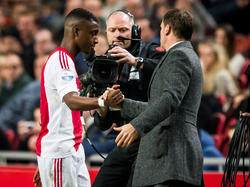 Riechedly Bazoer (l.) wordt door trainer Ajax-trainer Frank de Boer (r.) vijf minuten voor het einde van het duel met De Graafschap naar de kant gehaald. (20-12-2015)