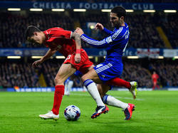 Cesc Fàbregas (r.) geeft Coutinho geen centimeter ruimte tijdens Chelsea - Liverpool. (27-01-2015)