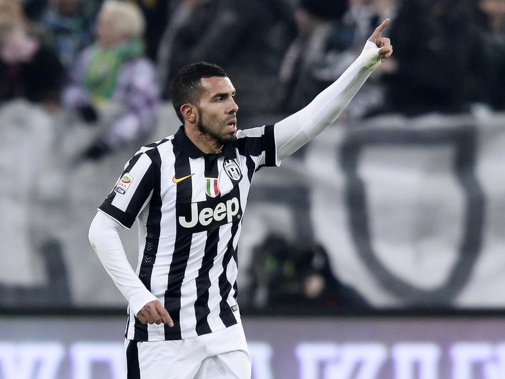 Binnen het kwartier zet de Argentijn Carlos Tévez Juventus op een 1-0 voorsprong tegen AC Milan. (07-02-2015)