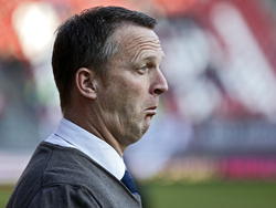 AZ trainer John van den Brom kan het niet bevatten dat zijn ploeg al dik achterstaat tegen FC Utrecht. (08-03-2015)
