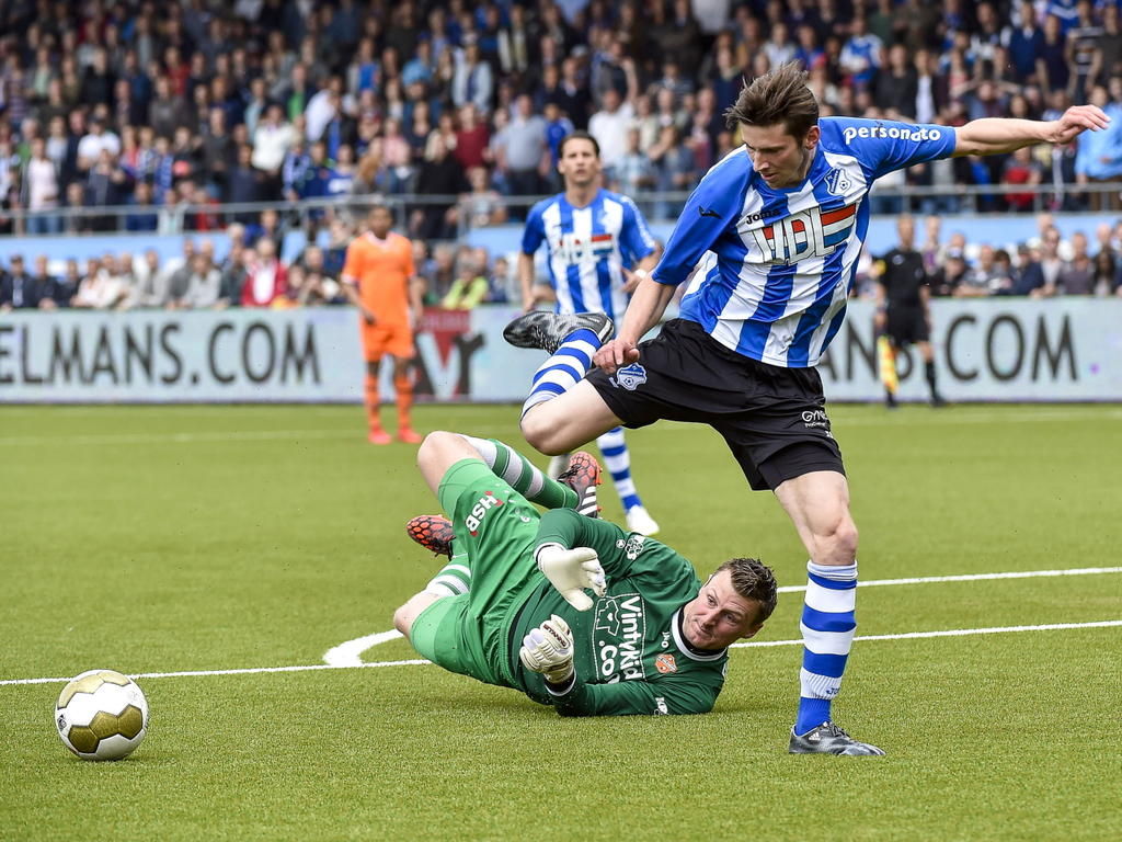 Roald van Hout (r.) stuit op doelman Theo Zwarthoed (l.) tijdens het play-offduel FC Eindhoven - FC Volendam. (25-05-2015)
