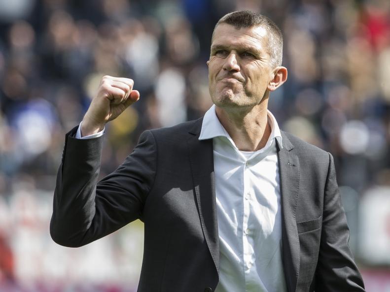 Marinus Dijkhuizen juicht, want NAC Breda verslaat FC Eindhoven met 2-0 en gaat naar de finale van de play-offs om promotie/degradatie. (16-05-2016)