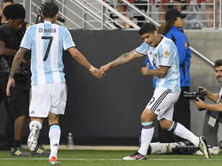 Di María y Banega dieron con sus goles el triunfo a Argentina. (Foto: Getty)
