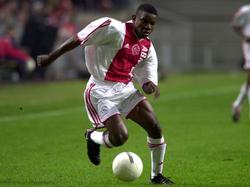 Pius Ikedia aan de bal tijdens een competitiewedstrijd van Ajax. (28-04-2001)