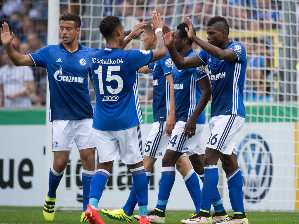 Zufriedene Gesichter beim FC Schalke 04 nach dem Erstrundenerfolg gegen Villingen