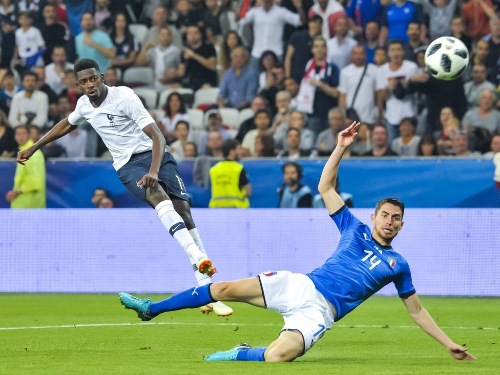 Ousmane Dembelé hace un lanzamiento al marco desde larga distancia. (Foto: Imago)