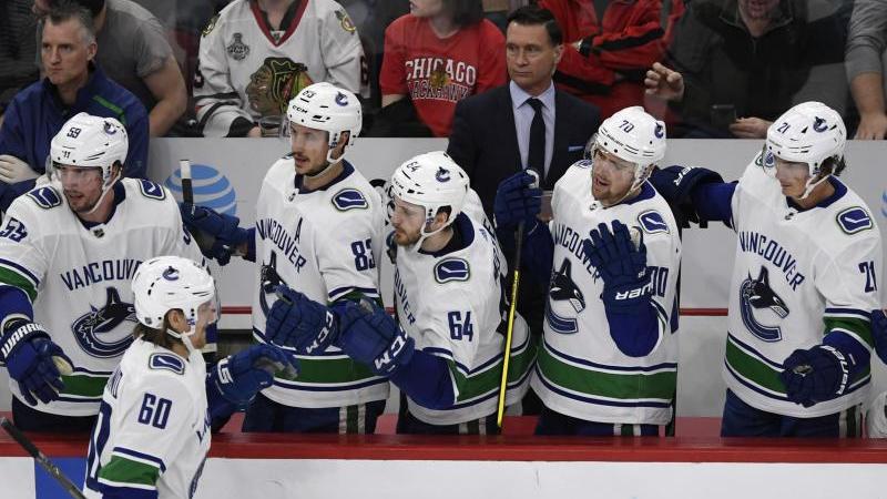 Die Vancouver Canucks feiern einen Treffer im Spiel gegen die Chicago Blackhawks Die Vancouver Canucks feiern einen Treffer im Spiel gegen die Chicago Blackhawks
