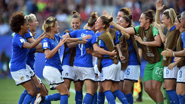 Las italianas celebran su merecida victoria.