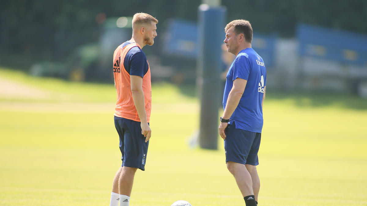 Beim HSV wieder vereint: Aaron Hunt und Neu-Coach Dieter Hecking Beim HSV wieder vereint: Aaron Hunt und Neu-Coach Dieter Hecking