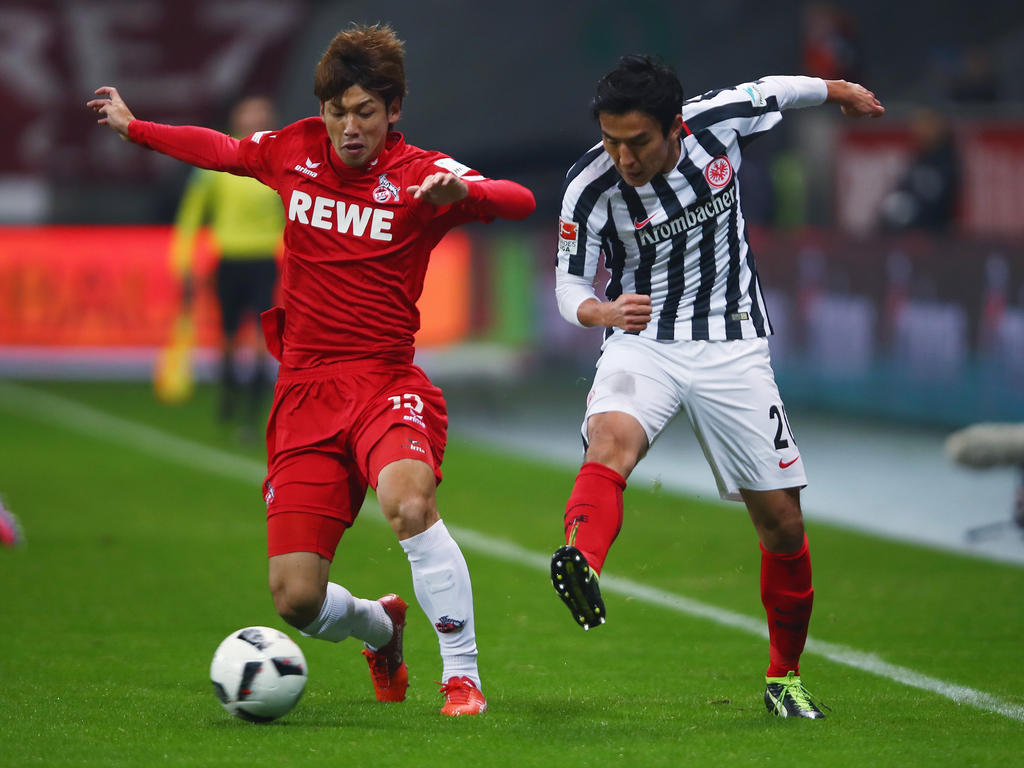 Makoto Hasebe (re.) und die Eintracht setzten sich gegen Yuya Osako und den FC Köln durch