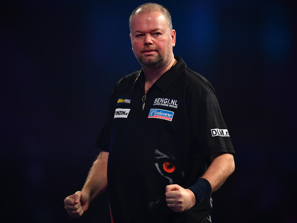 Raymond van Barneveld stoppte Michael van Gerwen in einem packenden Duell Raymond van Barneveld stoppte Michael van Gerwen in einem packenden Duell