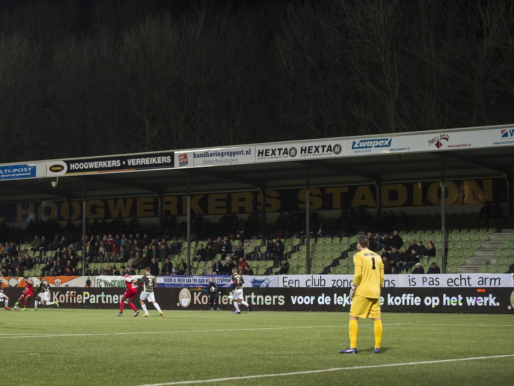 Langs de lijn van de wedstrijd FC Dordrecht - MVV hangen spandoeken van AGOVV en FC Wageningen. Fans van Dordt spreken het bestuur aan met de boodschap: 