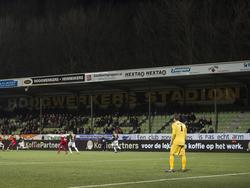 Langs de lijn van de wedstrijd FC Dordrecht - MVV hangen spandoeken van AGOVV en FC Wageningen. Fans van Dordt spreken het bestuur aan met de boodschap: "Een club zonder fans is pas echt arm." (10-03-2017)
