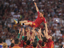Totti es manteado por sus compañeros el día de su adiós en Roma. (Foto: Getty)