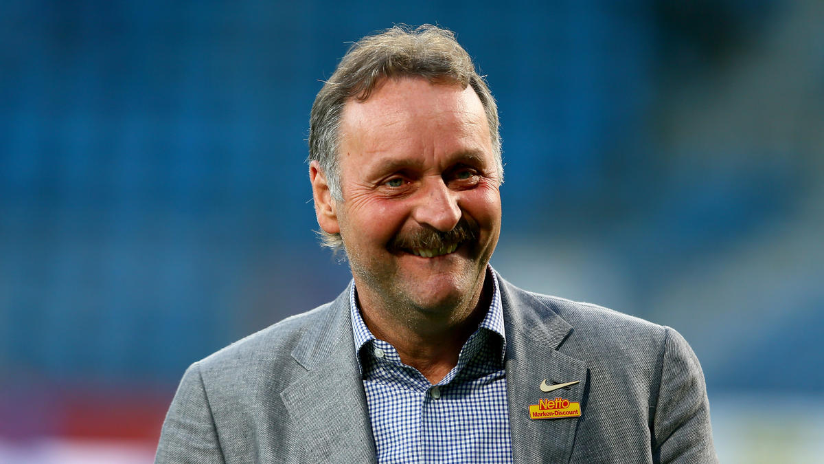 Peter Neururer freut sich auf das Spiel zwischen Wattenscheid 09 und dem FC Schalke 04 Peter Neururer freut sich auf das Spiel zwischen Wattenscheid 09 und dem FC Schalke 04