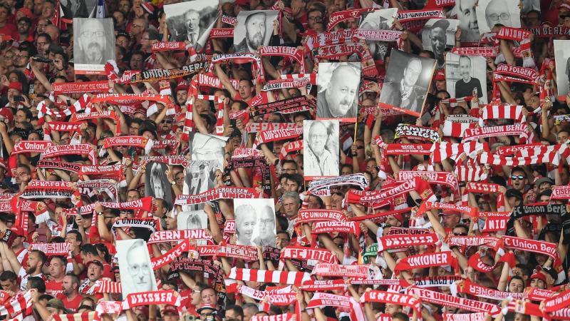 Fans konnten ein Banner mit Bildern gestorbener Angehöriger anfertigen lassen Fans konnten ein Banner mit Bildern gestorbener Angehöriger anfertigen lassen