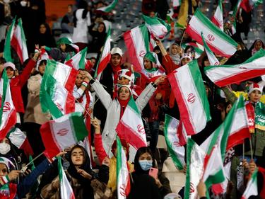 Zuschauerinnen schwenken im Stadion in Teheran Iran-Flaggen