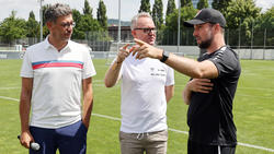 Stuttgart-Präsident Claus Vogt mit Vorstandschef Alexander Wehler und Trainer Sebastian Heoneß (von links)