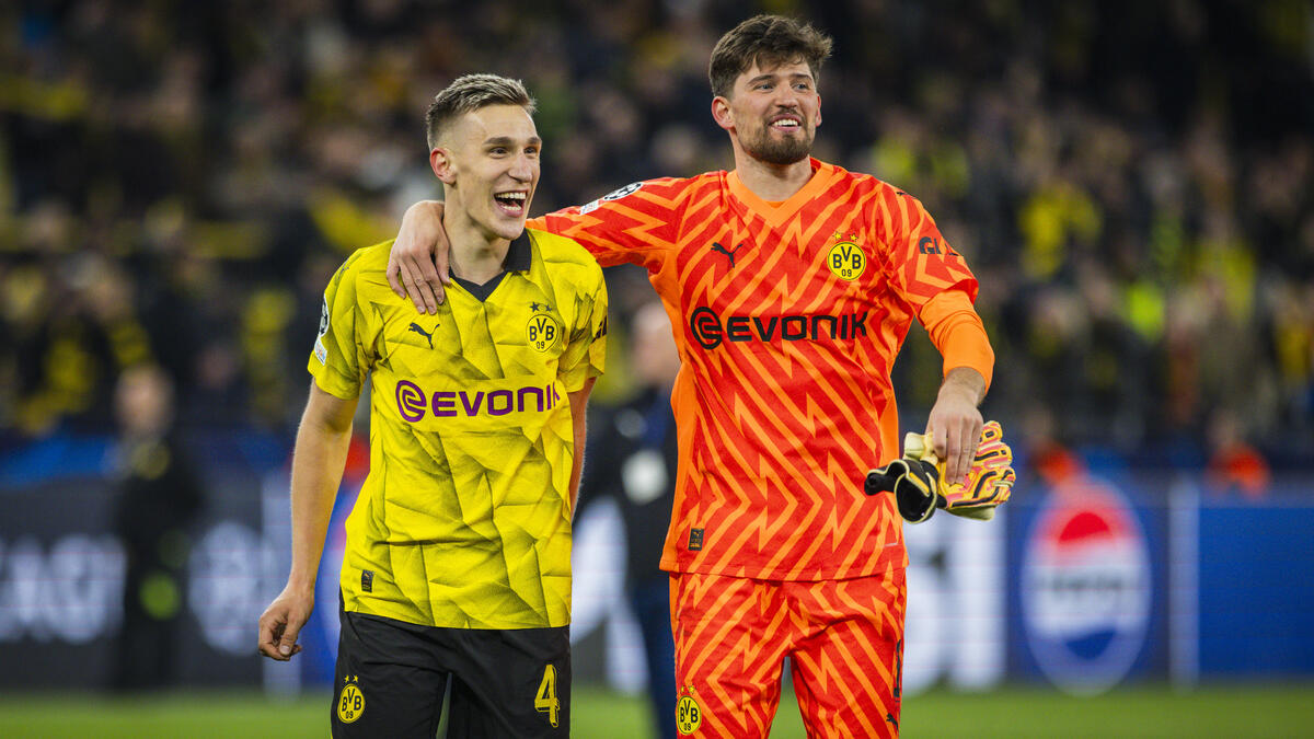 Nico Schlotterbeck (trái), ở đây với thủ môn BVB Gregor Kobel