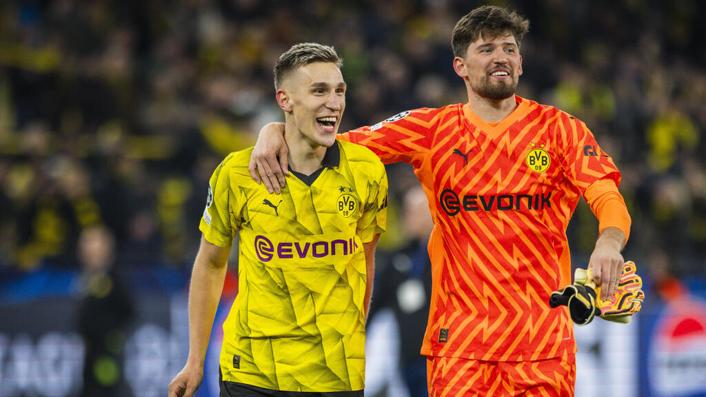 Nico Schlotterbeck (l.) spielt seit 2022 für den BVB