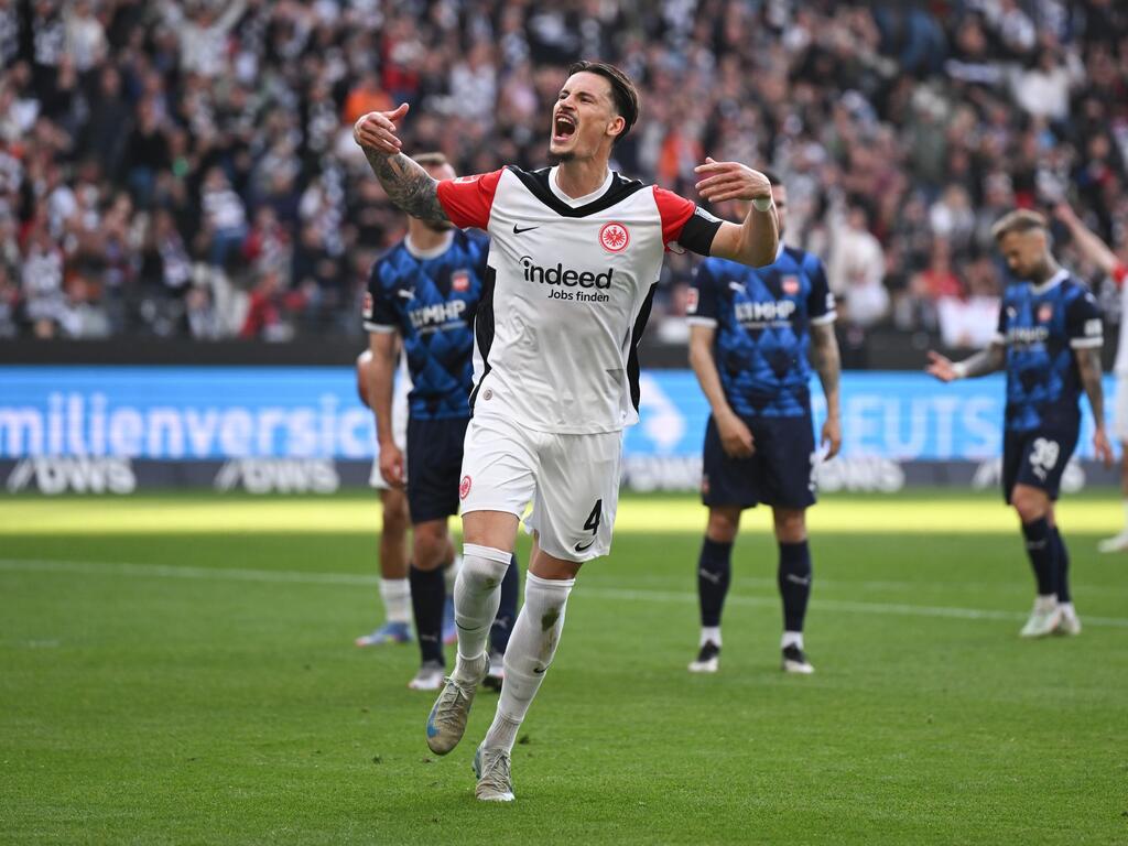 Robin Koch soll seinen Vertrag bei Eintracht Frankfurt laut einem Medienbericht bis 2030 verlängern Robin Koch soll seinen Vertrag bei Eintracht Frankfurt laut einem Medienbericht bis 2030 verlängern