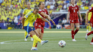 200. Länderspiel für Schwedens Kapitänin Kosovare Asllani (r.) 