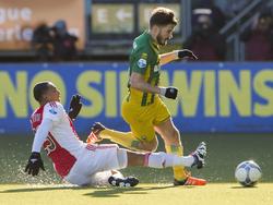 ADO Den Haag-aanvaller Édouard Duplan snelt langs zijn directe tegenstander Kenny Tete van Ajax. (17-01-2016)