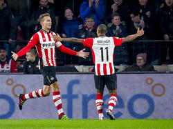 Luuk de Jong (l.) en Luciano Narsingh (r.) vieren de 1-0 tijdens het competitieduel PSV - De Graafschap. (30-01-2016)