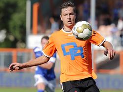 Guyon Philips heeft de bal tijdens FC Volendam - FC Den Bosch. (14-09-2014)