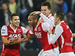 Simon Poulsen (tweede van links) wordt geknuffeld na zijn doelpunt tegen ADO Den Haag. (27-09-2014)