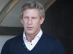 Technisch directeur Marcel Brands kijkt toe hoe 'zijn' PSV het trainingskamp op Gran Canaria aanpakt (05-01-2015).