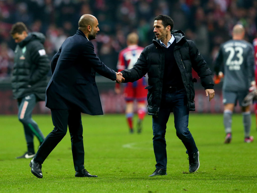 Thomas Eichin (r.) beim Handshake mit Bayern Münchens Trainer Pep Guardiola