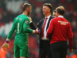 Louis van Gaal (M.) will David De Gea bei United halten