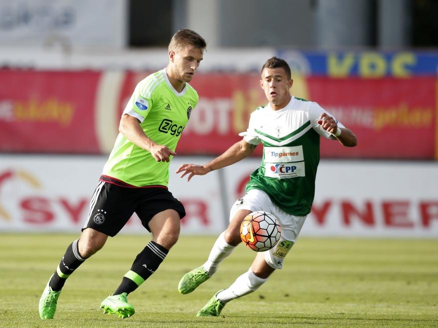 Joël Veltman (l.) is niet onder de indruk van Nermin Crnkić en probeert richting het middenveld te dribbelen in de Europese uitwedstrijd tegen FK Jablonec. (27-08-2015)