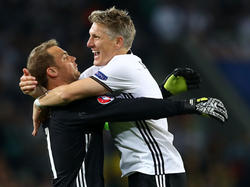 Manuel Neuer (l.) sieht Bastian Schweinsteiger gewappnet für volle 90 Minuten