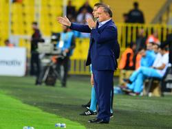Fenerbahçe-trainer Dick Advocaat geeft aanwijzingen tijdens het competitieduel Fenerbahçe - Gaziantepspor (25-09-2016).