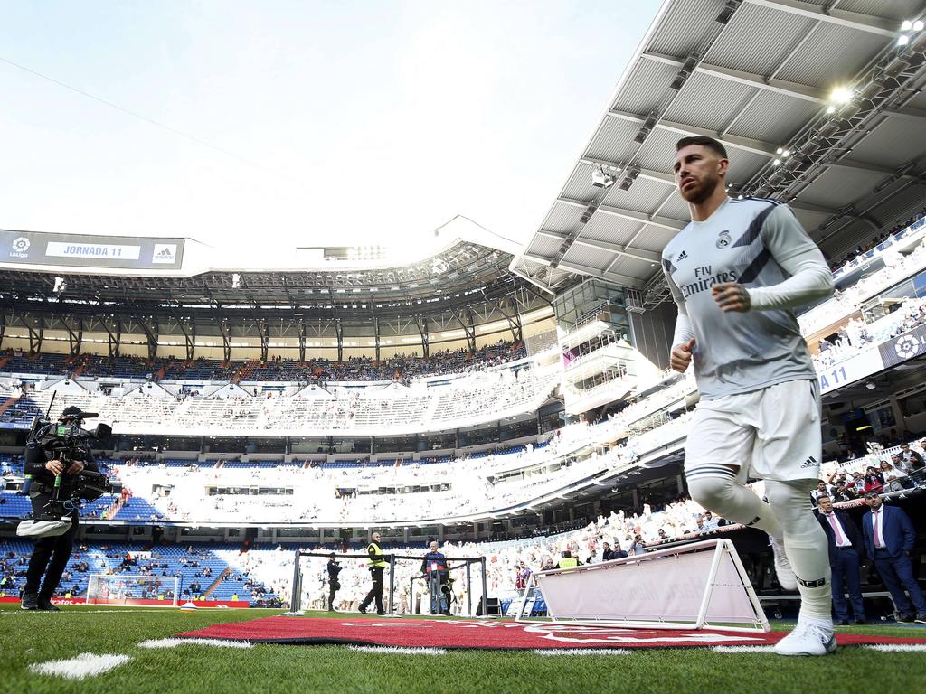 Sergio Ramos salta al césped del Bernabéu. (Foto: Getty)